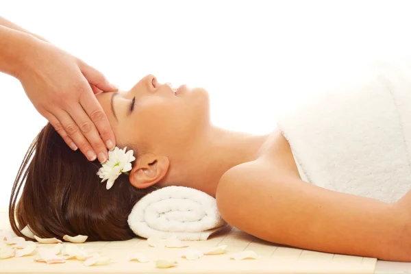 Frau entspannt bei einer Wellness-Gesichtsbehandlung im Beauty Studio