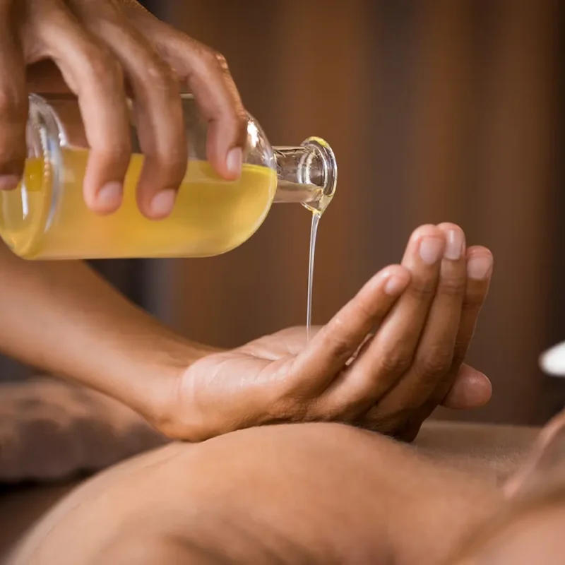 Pflegeöl wird für Hautpflege nach Waxing in die Hand gegossen